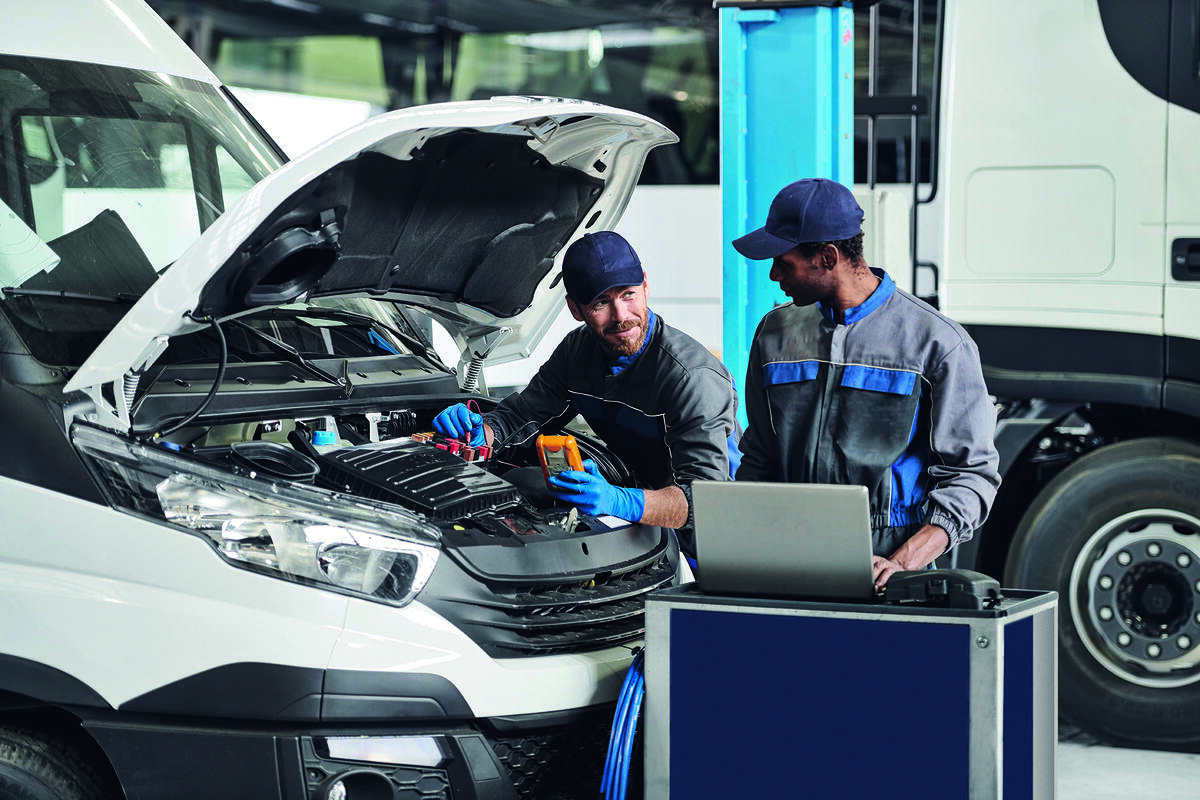 Techniciens PAROT effectuant une prestation sur une batterie IVECO